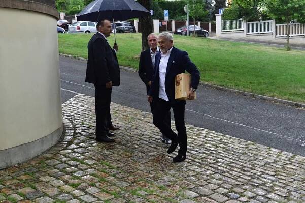 Klaus oslaví 80. narozeniny na Hradě. Na party pro stovky hostů zazpívá i spolužák exprezidenta