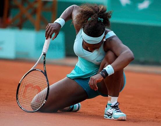 FOTO Superfavoritka končí, Serena Williamsová je na kolenou