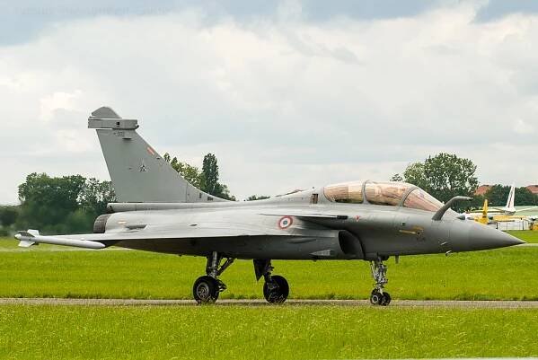 The Rafale B has a longer nose than the other versions, with a two seat cockpit and longer canopy.