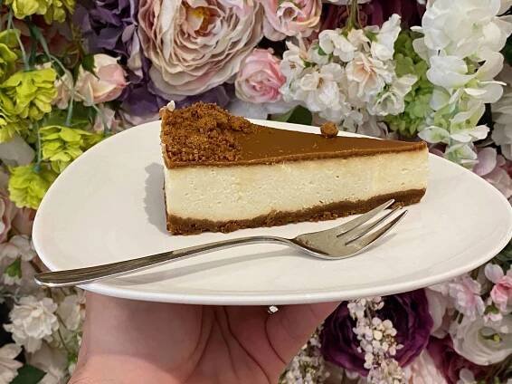 Lotus cheesecake. Zákusky z Ružovej cukrárne Nitra
