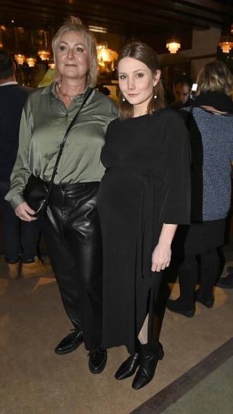 Móda z další filmové premiéry: Seriálová těhulka na rozpadnutí, zelená Schneiderová i sexy Bartošová