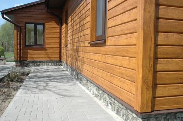 Vlečka pod polenem (42 fotografií): dům opláštěný vinylovým obkladem, velikost nátěru, opatřený plastovým materiálem