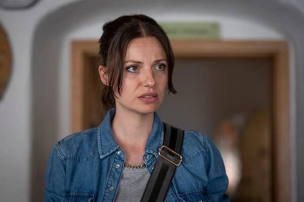 Mandat für Mai - Neue Chance - Z filmu - Julia Hartmann