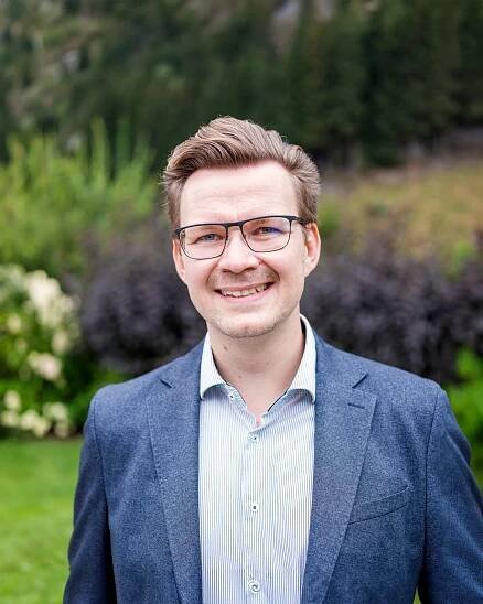 Porträtfoto von Patrick Ebeling, BA MA, dem Kaufmännischen Direktor und Pflegedirektor des Klinikums Bad Gastein