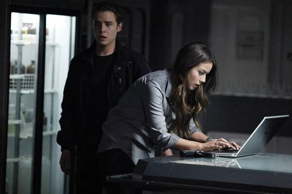 Agenti S.H.I.E.L.D. - Časy se mění - Z filmu - Iain De Caestecker, Chloe Bennet