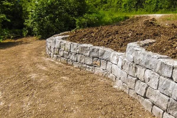 Natursteinmauer als Hangschutz für Gärten in Hanglage von von Steffen Dewald aus Ingelfingen-Dörrenzimmern errichtet