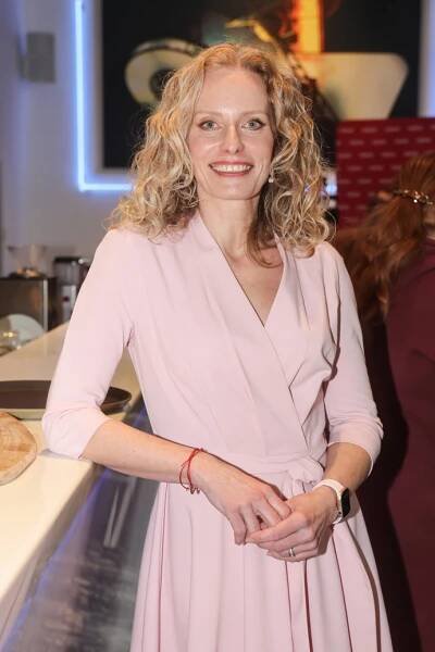 Kristina Kloubková má přirozeně vlnité blond vlasy.