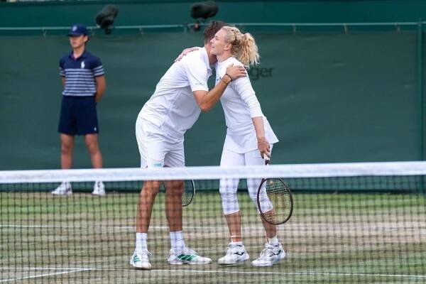 Další wimbledonská pohádka Siniakové na spadnutí. Parťák ji udivil milými gesty