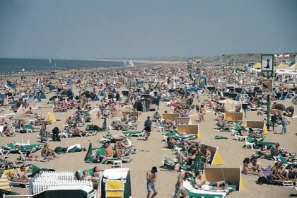 File:Crowded Netherlands beach with mostly adults.jpeg - Wikimedia Commons