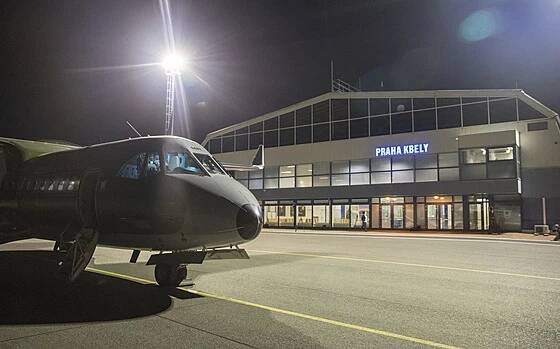 Na vojenském letišti Praha-Kbely přistál první z dvojice nových transportních...