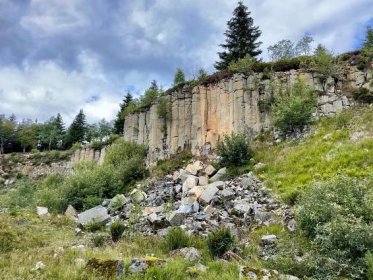 Kam na výlet: Ukrytý lom Hřebečná si příroda bere zpět. Najdeš tu kamenné varhany staré miliony let