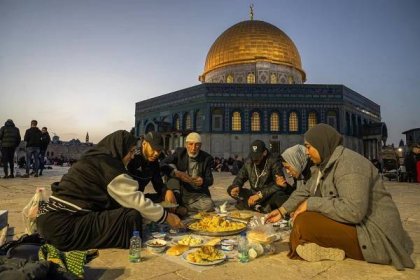 During Ramadan, Palestinians Picnic in Aqsa Compound to Break Fast