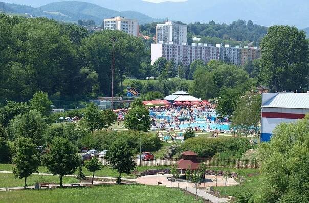 Turistov v kraji i meste ubúda