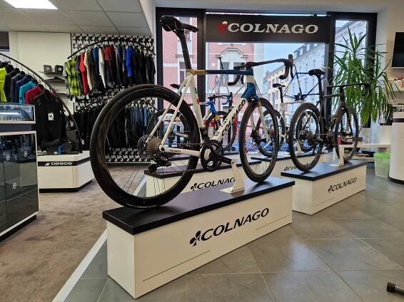 ProCycle shop interiér - Colnago kolo