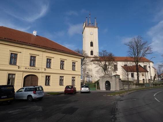 Podivín - budova MÚ s kostelem