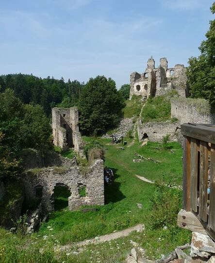 Dívčí kámen (Maidštejn, Menštejn) zdroj: Wikimedia Commons