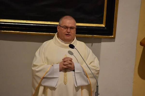 Šikmý kostel znova vysvětili: Nakloněná památka je turistickým tahákem