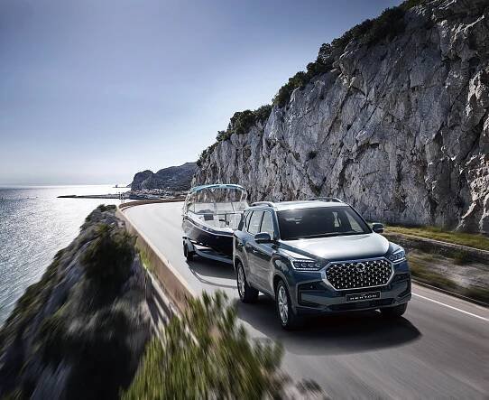 SsangYong Rexton v novém: Obří SUV výrazně změnilo interiér, na cenovce základního modelu se to nepodepsalo