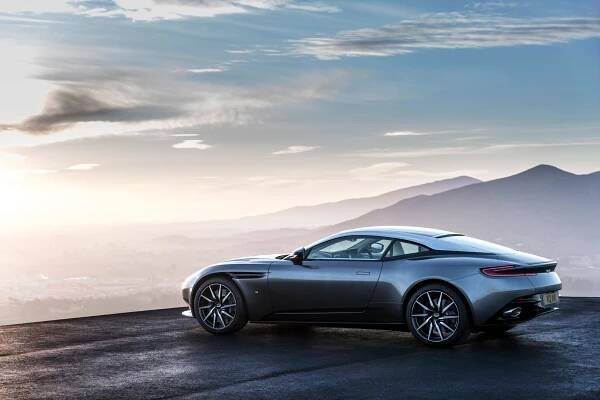 Aston Martin DB11: Bez křídla a přece s přítlakem