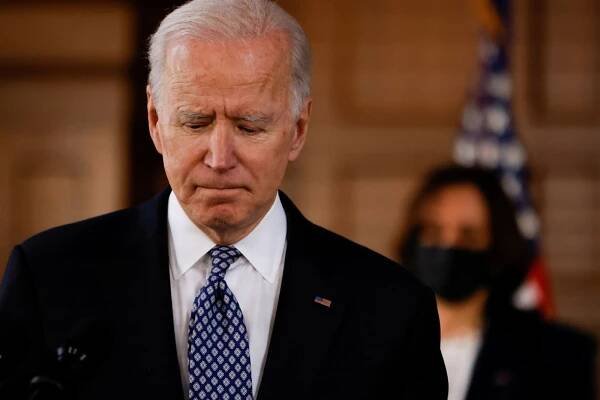 VIDEO: Americký prezident Biden upadl při nástupu do letadla. Třikrát