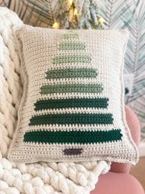 Crochet Xmas, Crochet Diy, Diy Crochet Projects, Crochet Home, Crochet Gifts, Christmas Crochet Blanket, Christmas Pillows, Crochet Christmas Trees Pattern, Christmas Crochet Patterns Free