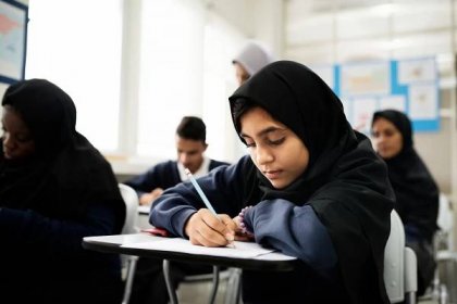 rozmanité muslimské děti studující ve třídě - pai - stock snímky, obrázky a fotky