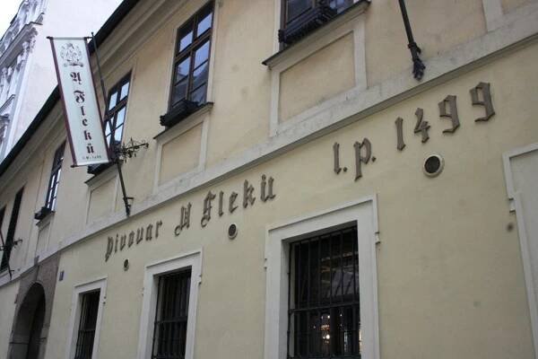 Porušení pivní tradice! Nejstarší pivovar v Praze U Fleků po 177 letech narazil světlou „třináctku“