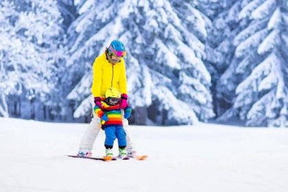 Matka a dítě naučit se lyžovat — Stock obrázek