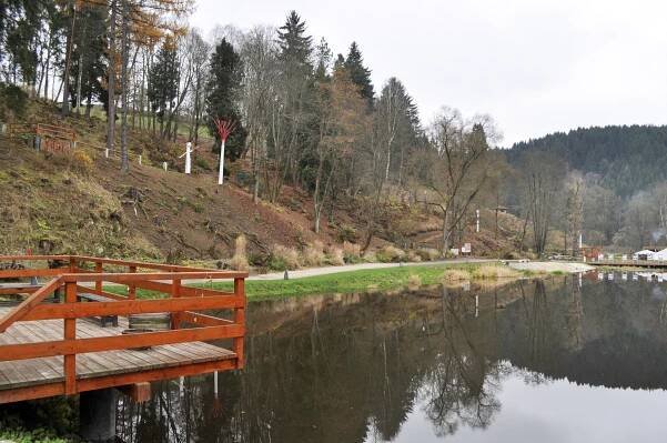 Soubor:Botanical Garden in Bečov nad Teplou 03.jpg – Wikipedie