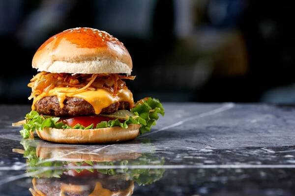 domácí hamburger na mramorovém pozadí - burgers - stock snímky, obrázky a fotky