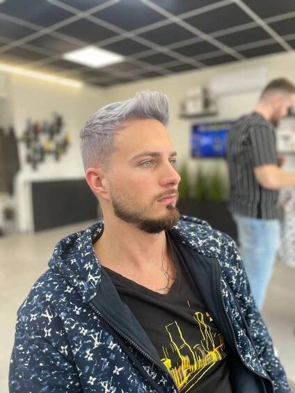 Barvení vlasů v barber shopu v Praze.