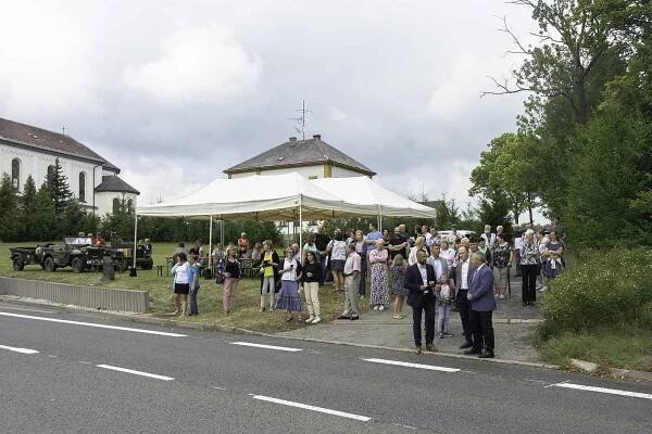Krkonošská obec Studenec odhalila plukovníkovi Václavu Knotkovi pamětní desku na domě, ve kterém žil.