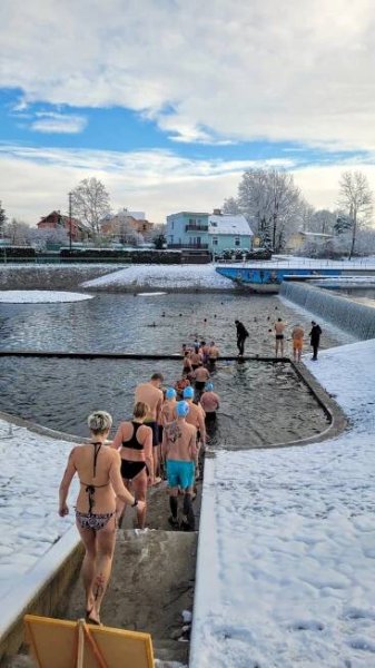 První plavání se sněhem, ledová Ostravice 3,6 stupně. - Otužilci Frýdek≈Místek