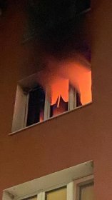 Z hořícího paneláku v Dobřanech museli hasiči vyvést v maskách pět lidí
