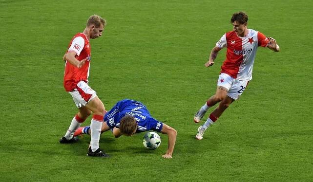Fotbalisté 1.SK Prostějov (modří) v utkání 5. kola Chance Národní ligy proti SK Slavia Praha B. 8. srpna 2025