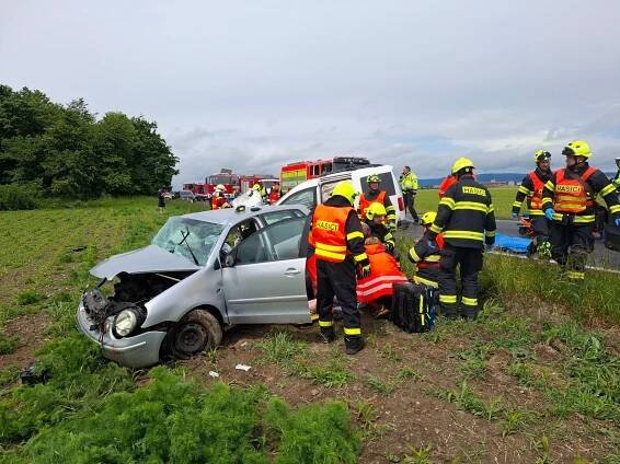 Vážná nehoda na Olomoucku: Sedm lidí je zraněných, z toho pět dětí
