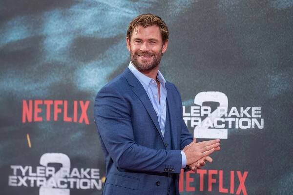 Divoká oslava Chrise Hemswortha na jachtě: Zadečky, panáky a Matt Damon přes palubu!