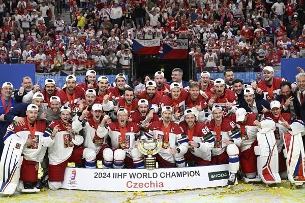 Obrazem: Fanoušci v bouři emocí u plexiskla a slavící hráči. Takhle vypadají nejdojemnější okamžiky ze zlaté oslavy na ledě