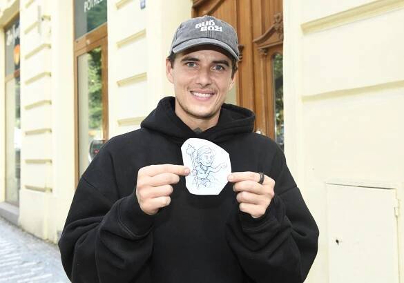 Jako ocejchovaná kráva! Moderátor Jakub Kotek prohrál šílenou sázku s Mikýřem. Na zadku má novou kérku