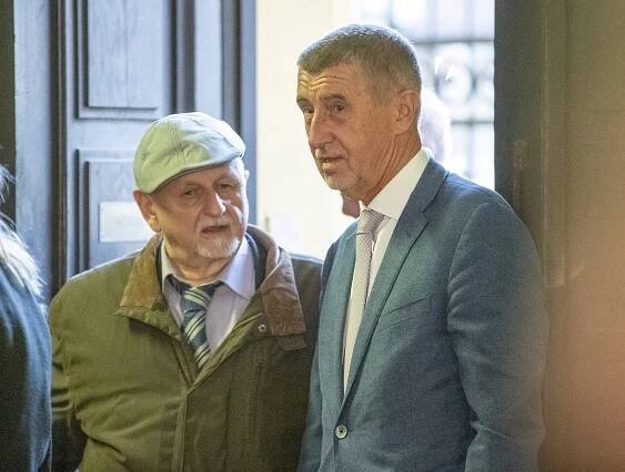 Soudce pokáral Babišova obhájce, že ironicky komentoval svědka před médii
