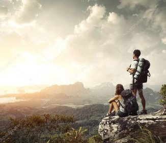 Stáhnout - Turisté s batohy těší údolí pohled z vrcholu hory — Stock obrázek