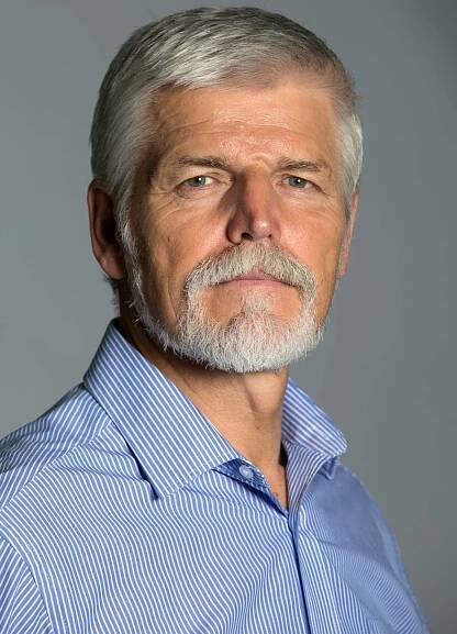 Arm. gen. v.v. Ing. Petr Pavel (* 1. listopadu 1961 Planá) je prezidentem České republiky. V letech 2012-2015 byl náčelníkem Generálního štábu Armády České republiky. Mezi roky 2015 a 2018 působil ve funkci předsedy vojenského výboru NATO, stal se tak prvním zástupcem zemí bývalé Varšavské smlouvy, který nastoupil do nejvyšší vojenské funkce Severoatlantické aliance. Dne 6. září 2022 oficiálně oznámil kandidaturu na prezidenta České republiky. ▬ Otec, plukovník Josef Pavel, který byl členem KSČ, působil jako zpravodajec a měl na starost i elektronický průzkum, mimo jiné zachycování a analyzování zpráv armád NATO; počínaje rokem 1973 působil po mnoho let v Táboře na tamním Velitelství Západního vojenského okruhu. ▬ Absolvoval v letech 1979-1983 Vysokou voj. školu pozemního vojska ve Vyškově. Následně se v rozmezí let 1988-1991 vzdělával na Vojenské akademii Antonína Zápotockého v Brně.