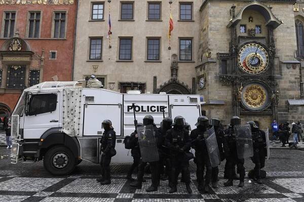 Tisíc policistů v akci, 20 se jich zranilo! Proč nemohli proti chuligánům zasáhnout dřív?
