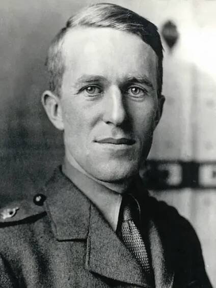 Thomas Edward Lawrence v uniformě plukovníka britské armády.