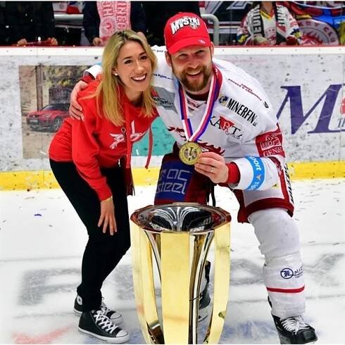 Hokejista Petr Vrána tragicky přišel o manželku Lindsey.