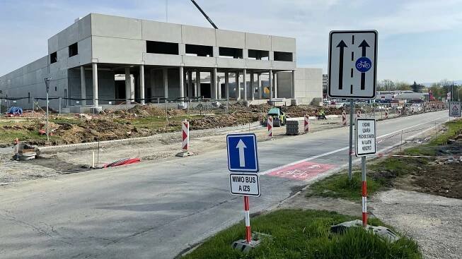 Uzavírky a jednosměrky. V Olomouci přestavují dvě rušné křižovatky