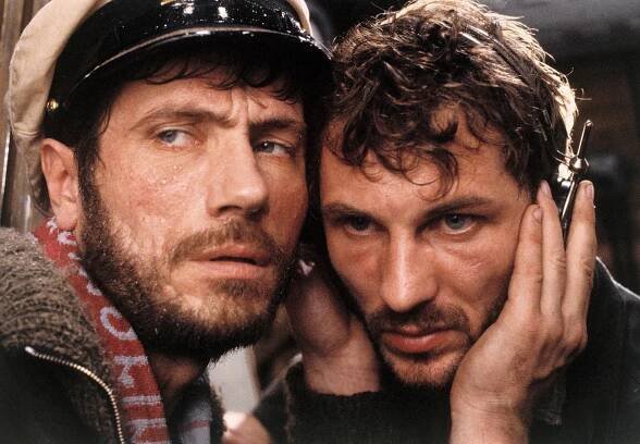 Schauspieler: Diese Rolle machte ihn berühmt: In Wolfgang Petersens Kriegsdrama "Das Boot" spielt der damals 30-Jährige den Funkmaat Hinrich. Der Film wurde auch international ein Erfolg - und verhalft dem Schauspielensemble um Jürgen Prochnow (l.), Herbert Grönemeyer, Martin Semmelrogge, Claude-Oliver Rudolph, Ralf Richter, Otto Sander und Heinz Hoenig zu internationaler Prominenz.