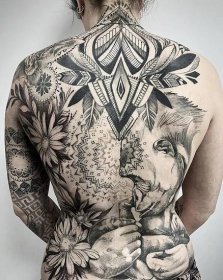 Úžasná tetování na zádech 7