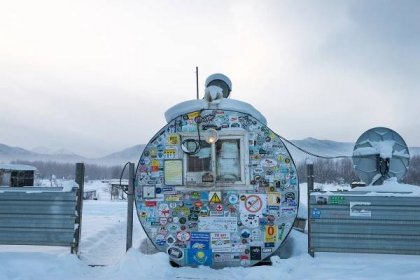 Předpověď v ruském Ojmjakonu: Oteplí se na minus 35 °C, ale vodka pořád zmrzne