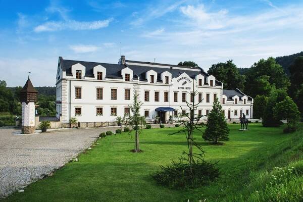 Romantický Hotel Mlýn Karlštejn — tradice, pohodlí i romantika v srdci přírody